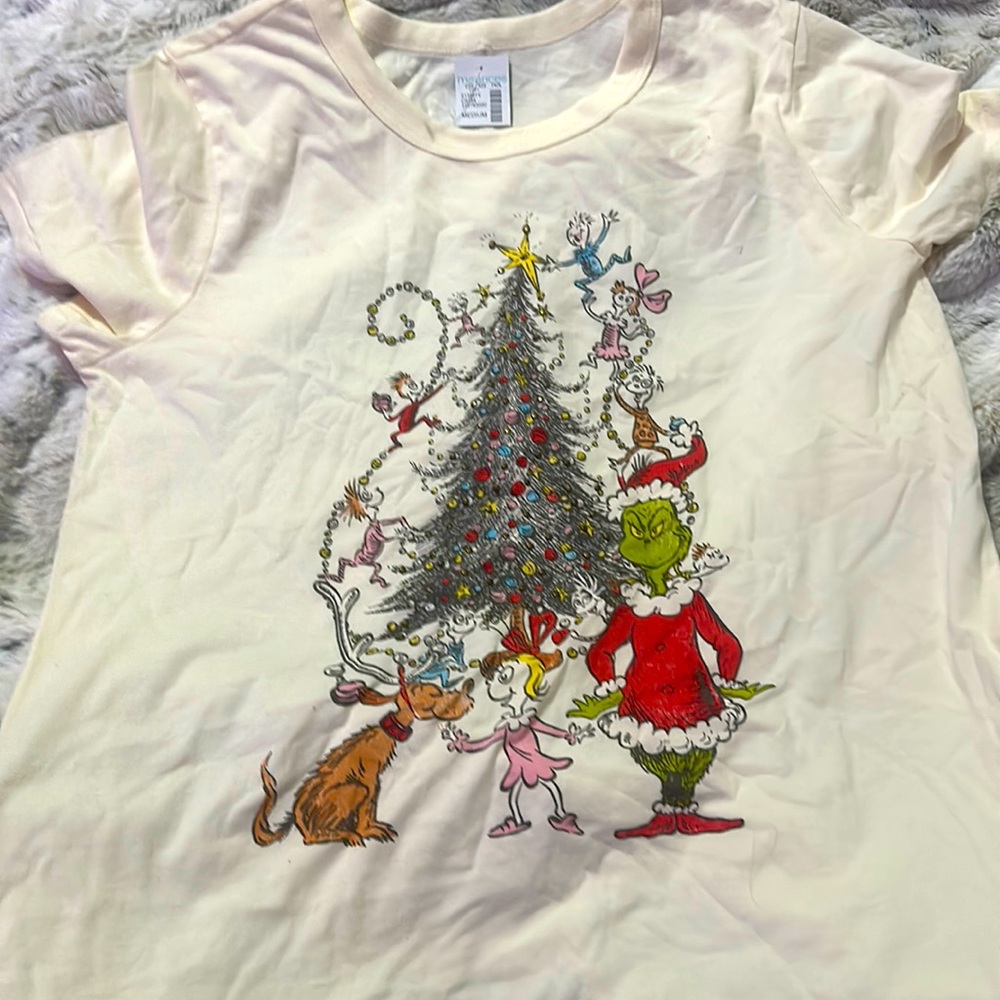 Maurices grinch tee (NWT)
size : M 
color : cream